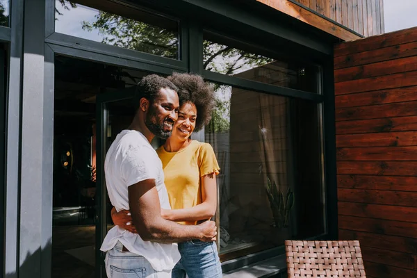Afro American Pasangan Rumah Taman Pasangan Cantik Hitam Menghabiskan Waktu — Stok Foto