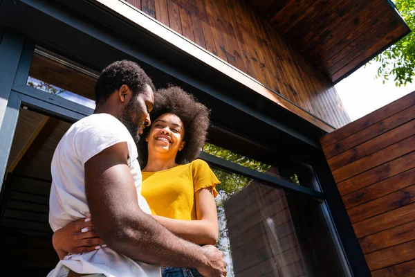 Afroamerikanisches Paar Hause Garten Schönes Schwarzes Paar Verbringt Zeit Miteinander — Stockfoto