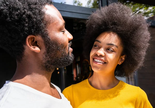 Pareja Afroamericana Casa Jardín Hermosa Pareja Negra Pasando Tiempo Juntos —  Fotos de Stock