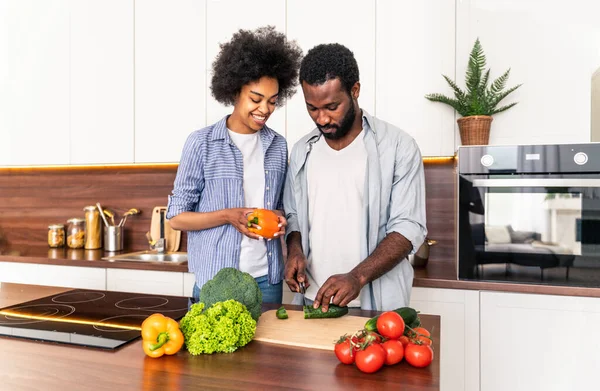 Hermosa Pareja Afroamericana Cocinando Casa Hermosa Alegre Pareja Negra Preparando —  Fotos de Stock