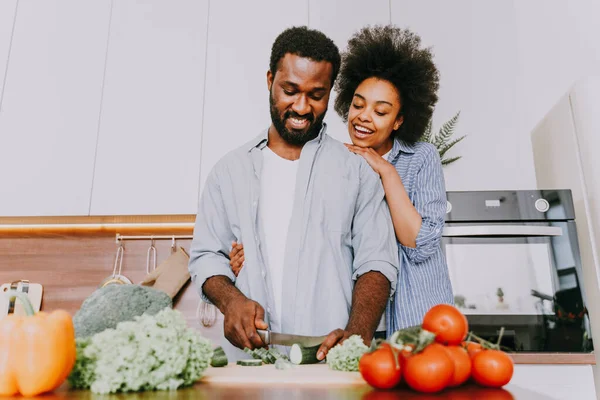 Hermosa Pareja Afroamericana Cocinando Casa Hermosa Alegre Pareja Negra Preparando —  Fotos de Stock