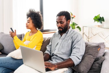 Bilgisayar dizüstü bilgisayarı üzerinde çalışan güzel Afro-Amerikalı çift modern çiftler online alışveriş yapıyor.