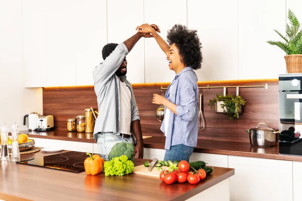 Hermosa Pareja Afroamericana Cocinando Casa Hermosa Alegre Pareja Negra Preparando —  Fotos de Stock