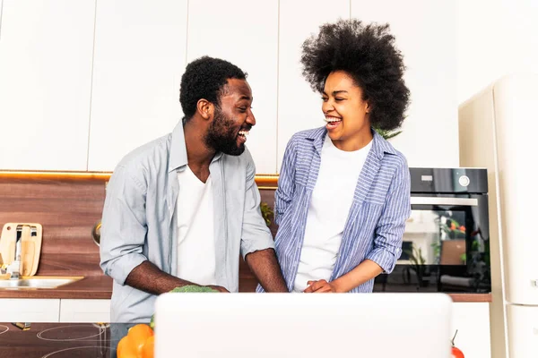 Hermosa Pareja Afroamericana Cocinando Casa Hermosa Alegre Pareja Negra Preparando —  Fotos de Stock