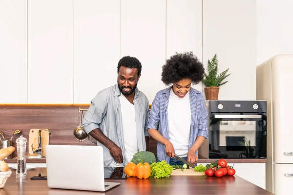 Hermosa Pareja Afroamericana Cocinando Casa Hermosa Alegre Pareja Negra Preparando —  Fotos de Stock