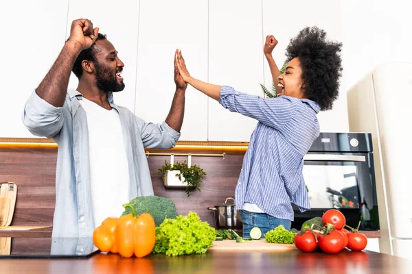 Hermosa Pareja Afroamericana Cocinando Casa Hermosa Alegre Pareja Negra Preparando —  Fotos de Stock