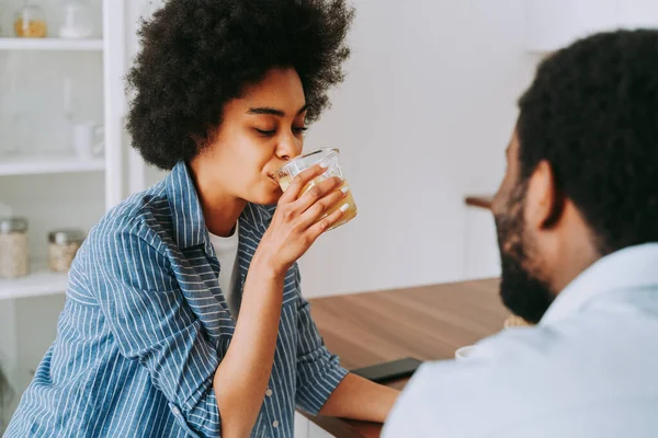 Hermosa Pareja Afroamericana Desayunando Juntos Casa Alegre Pareja Negra Pasando —  Fotos de Stock