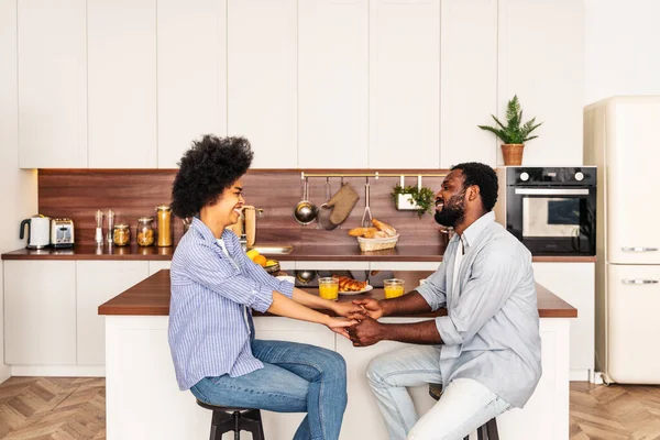 Mooi Afro Amerikaans Paar Ontbijten Samen Thuis Vrolijk Zwart Paar — Stockfoto