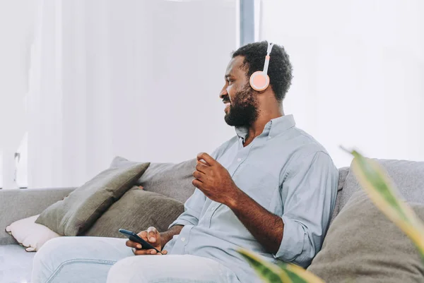 Bonito Homem Adulto Preto Casa Ouvindo Música Online Com Smartphone — Fotografia de Stock