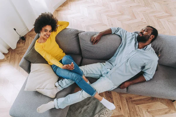 Schönes Afroamerikanisches Paar Entspannt Auf Dem Heimischen Sofa Hausleben Fröhliche — Stockfoto