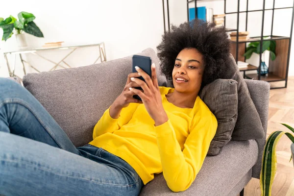 Mulher Adulta Negra Bonita Casa Assistindo Vídeo Line Aplicativo Rede — Fotografia de Stock