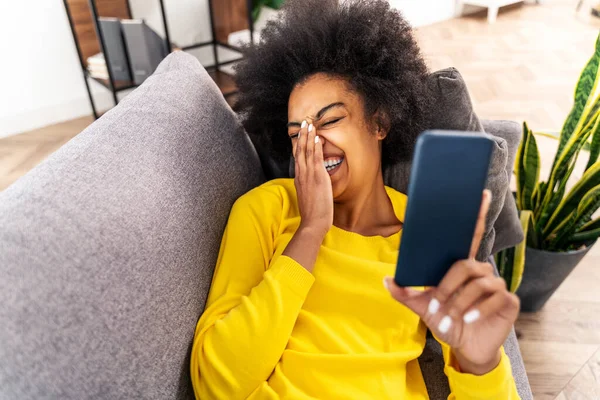 Mulher Adulta Negra Bonita Casa Assistindo Vídeo Line Aplicativo Rede — Fotografia de Stock