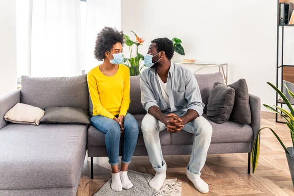 Hermosa Pareja Afroamericana Casa Abrazándose Usando Mascarilla Protectora Durante Cuarentena — Foto de Stock