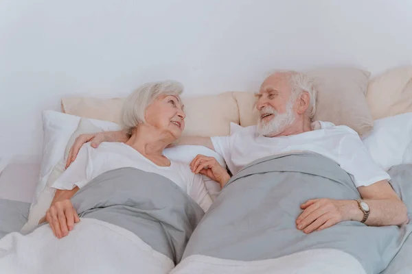 Mooi Seniorenpaar Genieten Van Tijd Samen Thuis Romantische Momenten Thuis — Stockfoto