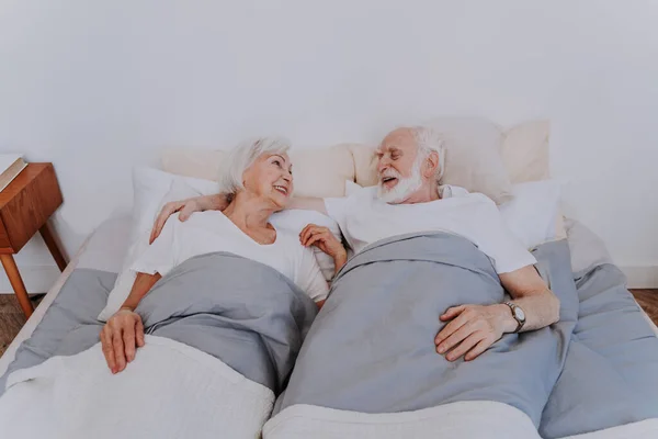 Mooi Seniorenpaar Genieten Van Tijd Samen Thuis Romantische Momenten Thuis — Stockfoto