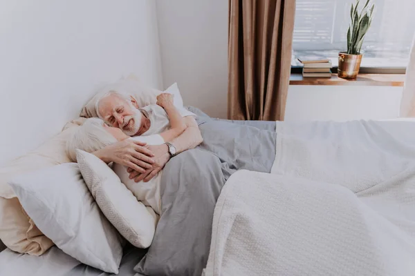 Mooi Seniorenpaar Genieten Van Tijd Samen Thuis Romantische Momenten Thuis — Stockfoto