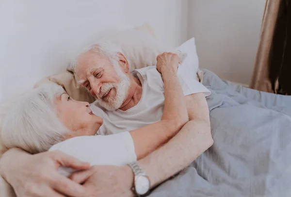 Casal Sênior Bonito Desfrutando Tempo Juntos Casa Momentos Românticos Casa — Fotografia de Stock