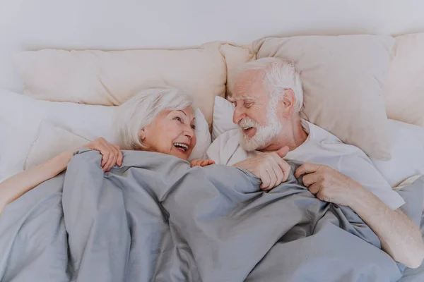 Mooi Seniorenpaar Genieten Van Tijd Samen Thuis Romantische Momenten Thuis — Stockfoto