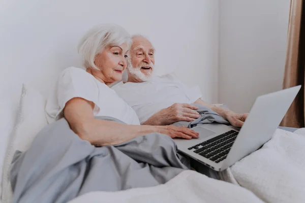 Belo Casal Sênior Desfrutando Tempo Juntos Casa Moder Casal Idosos — Fotografia de Stock