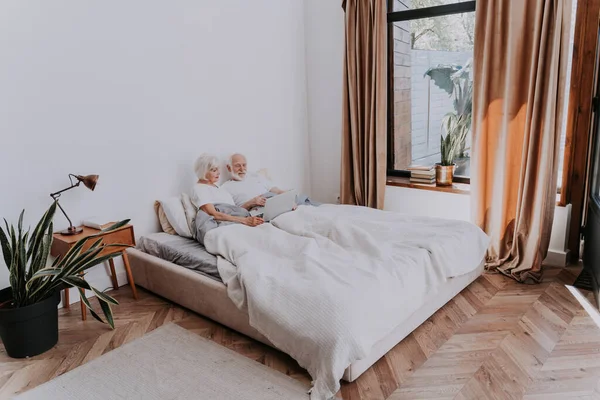 Belo Casal Sênior Desfrutando Tempo Juntos Casa Moder Casal Idosos — Fotografia de Stock