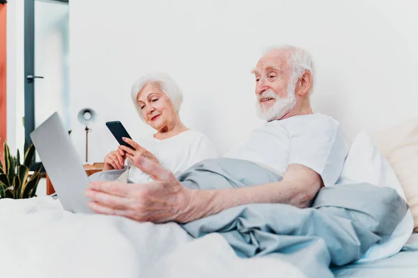 Belo Casal Sênior Desfrutando Tempo Juntos Casa Moder Casal Idosos — Fotografia de Stock