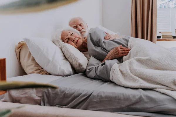 Mooi Senior Koppel Genieten Van Tijd Samen Thuis Ouderen Slapen — Stockfoto