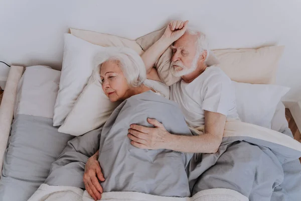 Mooi Senior Koppel Genieten Van Tijd Samen Thuis Ouderen Slapen — Stockfoto