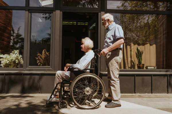 Mujer Anciana Discapacitada Silla Ruedas Pareja Mayor Casa Pareja Que — Foto de Stock