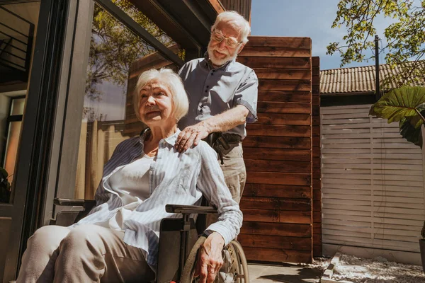Mujer Anciana Discapacitada Silla Ruedas Pareja Mayor Casa Pareja Que —  Fotos de Stock