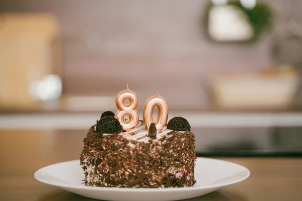 ろうそくの誕生日ケーキ 80年のお祝い — ストック写真