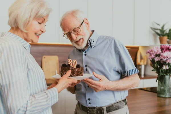 Vackra Äldre Par Firar Årsdagen Med Födelsedagstårta Äldre Par Har — Stockfoto