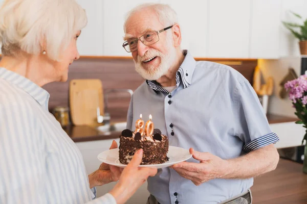 Vackra Äldre Par Firar Årsdagen Med Födelsedagstårta Äldre Par Har — Stockfoto