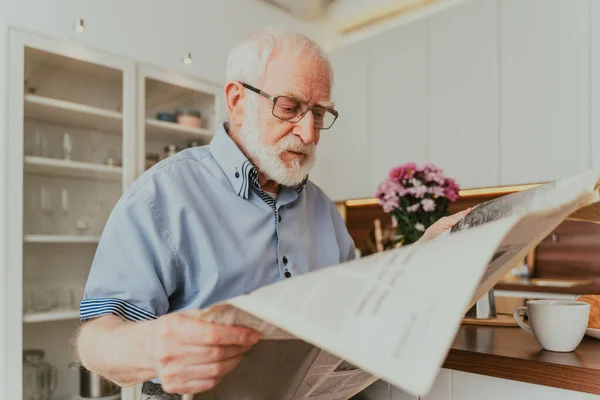 Старший Чоловік Розслабляється Вдома Читає Газету Снідає — стокове фото