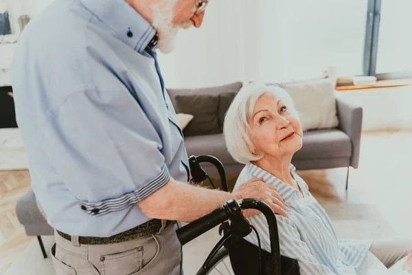 Zdravotně Postižená Stará Žena Invalidním Vozíku Senior Pár Doma Partner — Stock fotografie