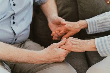 Evde üst düzey çiftler, mutlu anlar, birbirine bakan yaşlı insanlar, birbirine aşık büyükanne ve büyükbabalar, yaşlı yaşam tarzı ve ilişki kavramları.