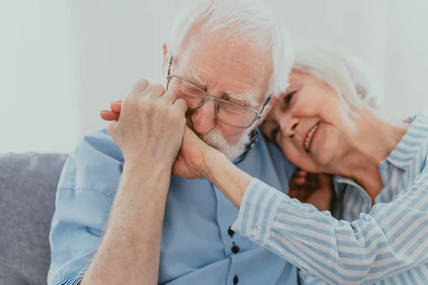 Casal Sênior Juntos Casa Momentos Felizes Pessoas Idosas Cuidando Umas — Fotografia de Stock