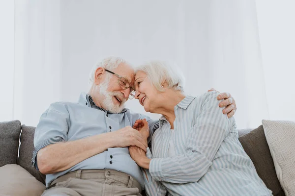 Evde Üst Düzey Çiftler Mutlu Anlar Birbirine Bakan Yaşlı Insanlar — Stok fotoğraf