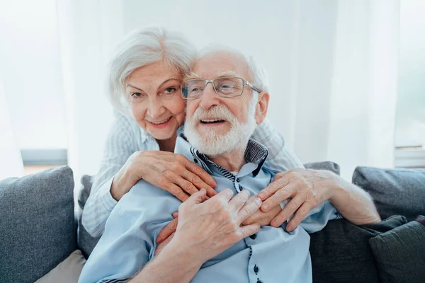 老夫妇在家里团聚 快乐的时刻 老年人互相照顾 祖父母恋爱 关于老年生活方式和关系的概念 — 图库照片