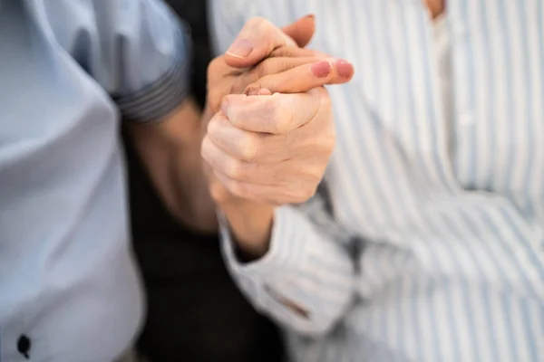 Seniorenpaar Hause Glückliche Momente Ältere Menschen Die Aufeinander Aufpassen Verliebte — Stockfoto