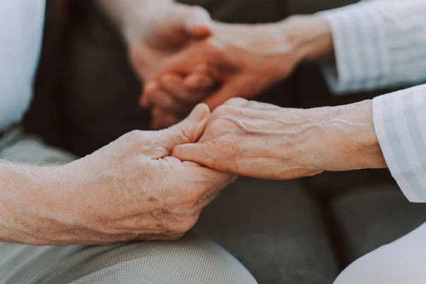 Idősek Együtt Otthon Boldog Pillanatok Idősek Gondoskodnak Egymásról Nagyszülők Szerelmesek — Stock Fotó