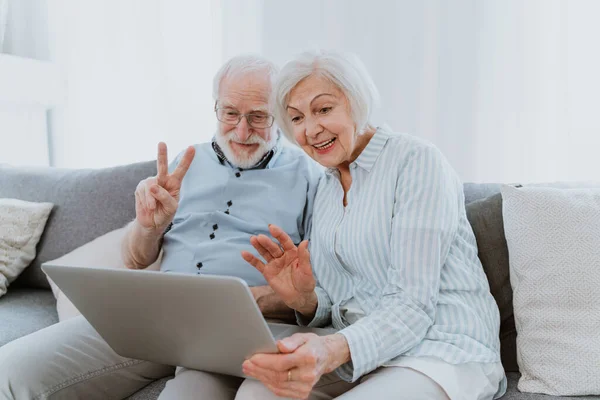 Пожилые Пары Делают Покупки Интернете Ноутбуком Дома Красивые Счастливые Пожилые — стоковое фото