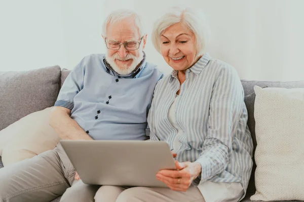 Пожилые Пары Делают Покупки Интернете Ноутбуком Дома Красивые Счастливые Пожилые — стоковое фото