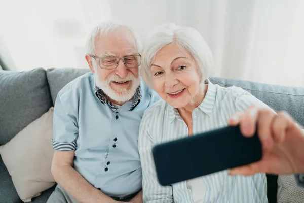 Šťastný Starší Pár Baví Fotografování Mobilním Telefonu Sdílet Line Sociálních — Stock fotografie