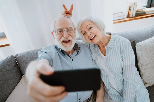 Šťastný Starší Pár Baví Fotografování Mobilním Telefonu Sdílet Line Sociálních — Stock fotografie