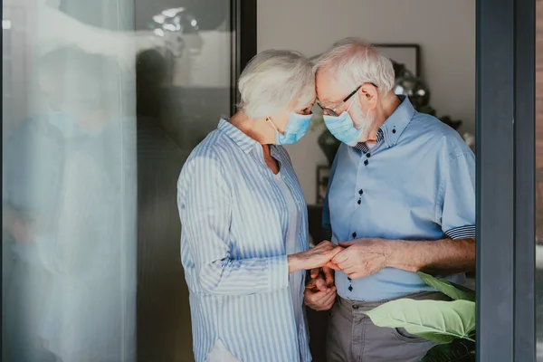Älteres Paar Mit Mundschutz Hause Während Der Covid Pandemie Quarantäne — Stockfoto