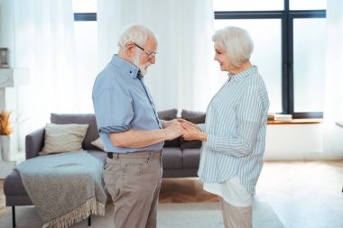 Evde üst düzey çiftler, mutlu anlar, birbirine bakan yaşlı insanlar, birbirine aşık büyükanne ve büyükbabalar, yaşlı yaşam tarzı ve ilişki kavramları.