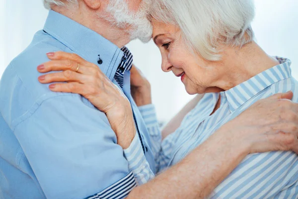 Couple Aînés Ensemble Maison Moments Heureux Personnes Âgées Prenant Soin — Photo