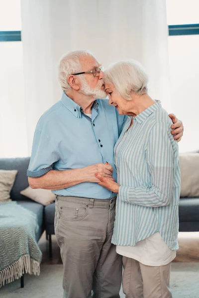 Casal Sênior Juntos Casa Momentos Felizes Pessoas Idosas Cuidando Umas — Fotografia de Stock