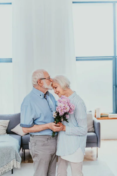 Seniorenpaar Hause Glückliche Momente Ältere Menschen Die Aufeinander Aufpassen Verliebte — Stockfoto