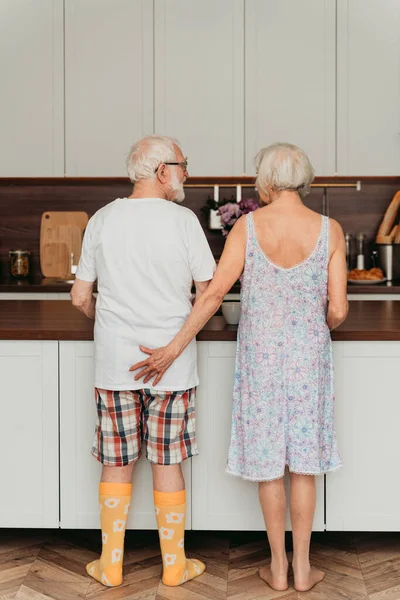 Casal Sênior Juntos Casa Momentos Felizes Pessoas Idosas Cuidando Umas — Fotografia de Stock